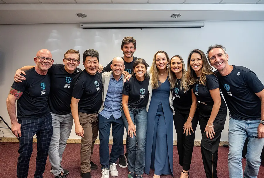 Grupo de palestrantes e participantes do Instituto IPPO reunidos para uma foto de encerramento de evento.